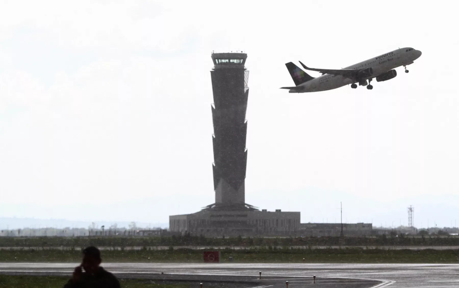 (Un avión de las aerolínea Volaris despegó del Aeropuerto Internacional Felipe Ángeles)