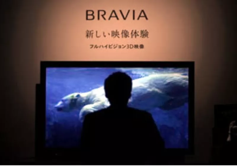 Un hombre ve uno de los nuevos modelos que Sony presentó para observar imágenes en tercera dimensión. (Foto: Reuters)