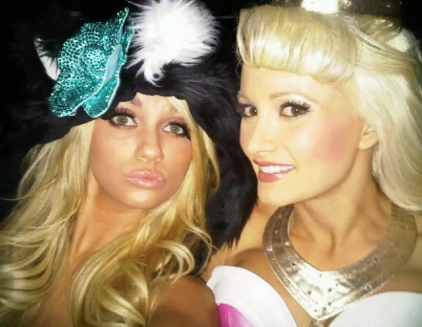 Feliz en la fiesta de disfraces se encontraba Holly Madison y una amiga de ella.