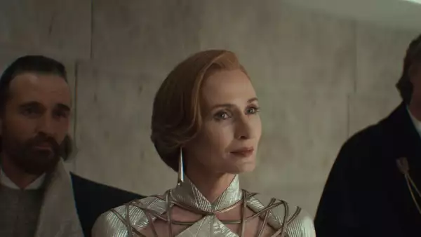 Foto de la actriz Genevieve O'Reilly en su personaje de Mon Mothma en una escena de 'Andor'.