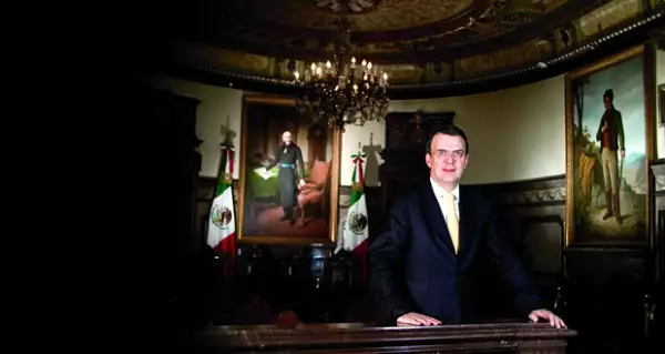 Marcelo Ebrard tiene 53 años actualmente.
