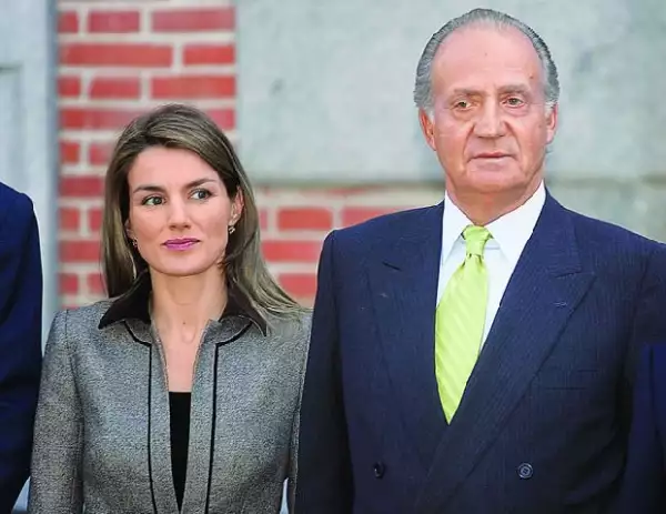 Según la periodista Carmen Rigalt, "No existe ningún enfrentamiento entre suegro y nuera. Simplemente, ausencia de feeling. Y eso se nota."
