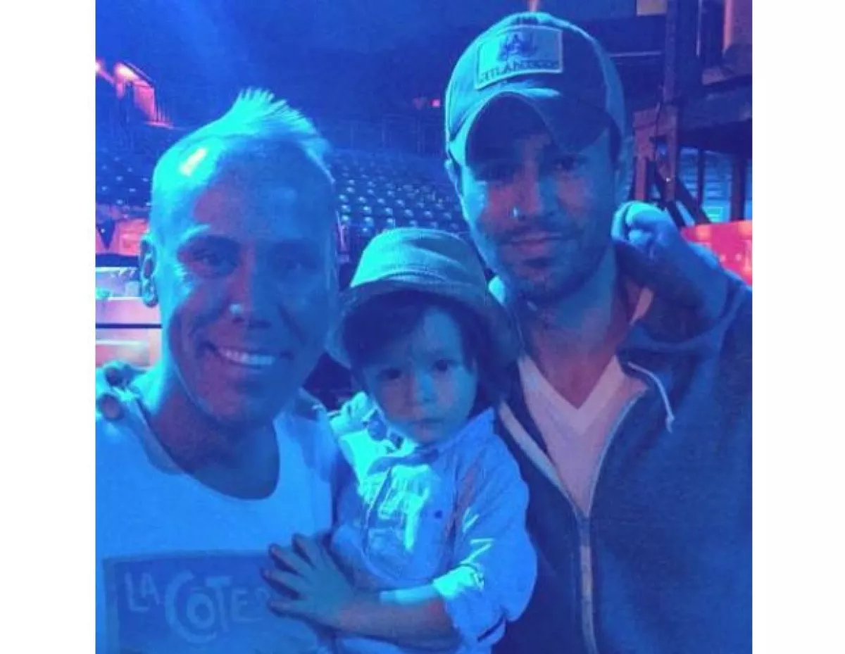 Mateo, muy fashion, junto a Enrique Iglesias.