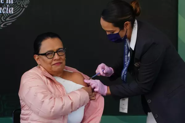 Vacuna-RosaIcela.jpeg