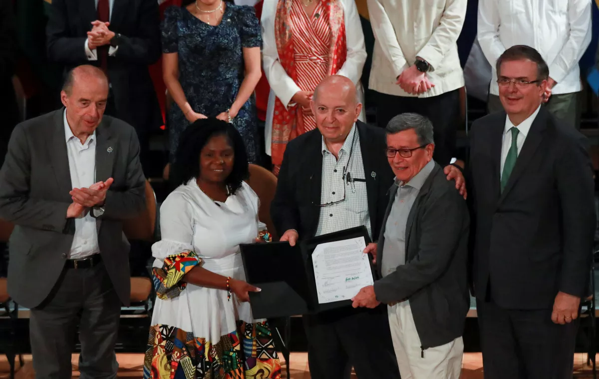 El canciller de Colombia, Álvaro Leyva, la vicepresidenta de Colombia, Francia Márquez, el jefe del equipo negociador del Gobierno de Colombia, Otty Patiño, el jefe del grupo guerrillero de izquierda Ejército de Liberación Nacional (ELN), Pablo Beltrán, y el canciller de México, Marcelo Ebrard, posan con un acuerdo firmado durante el cierre de la segunda ronda de diálogos de paz entre negociadores del gobierno de Colombia y miembros del grupo rebelde Ejército de Liberación Nacional (ELN), en Ciudad de México, México, 10 de marzo de 2023.