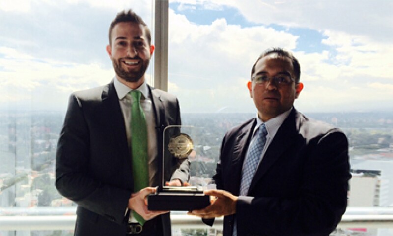 El director de GBM Digital de GBMHomebroker, Javier Martínez, recibe el galardón. (Foto: Héctor Cuevas)