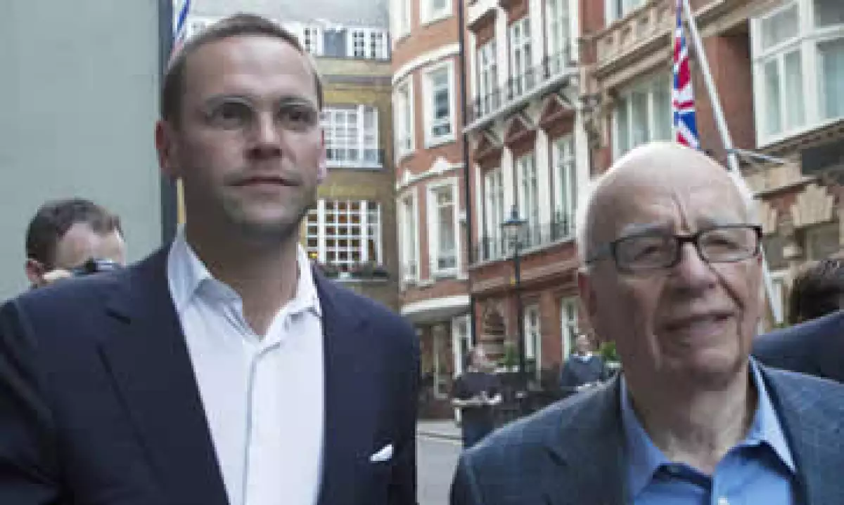Rupert Murdoch (der) con su hijo James (izq) quien lo relevará en 21st Century Fox. (Foto: Reuters )