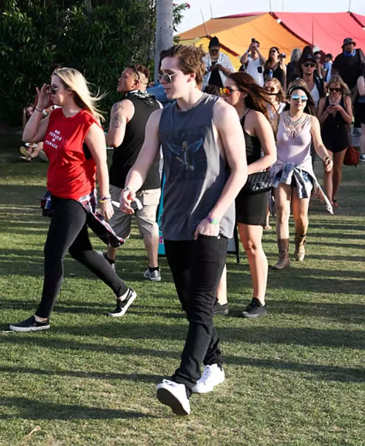 Brooklyn Beckham quiso pasar desapercibido entre la multitud, pero no lo logró.