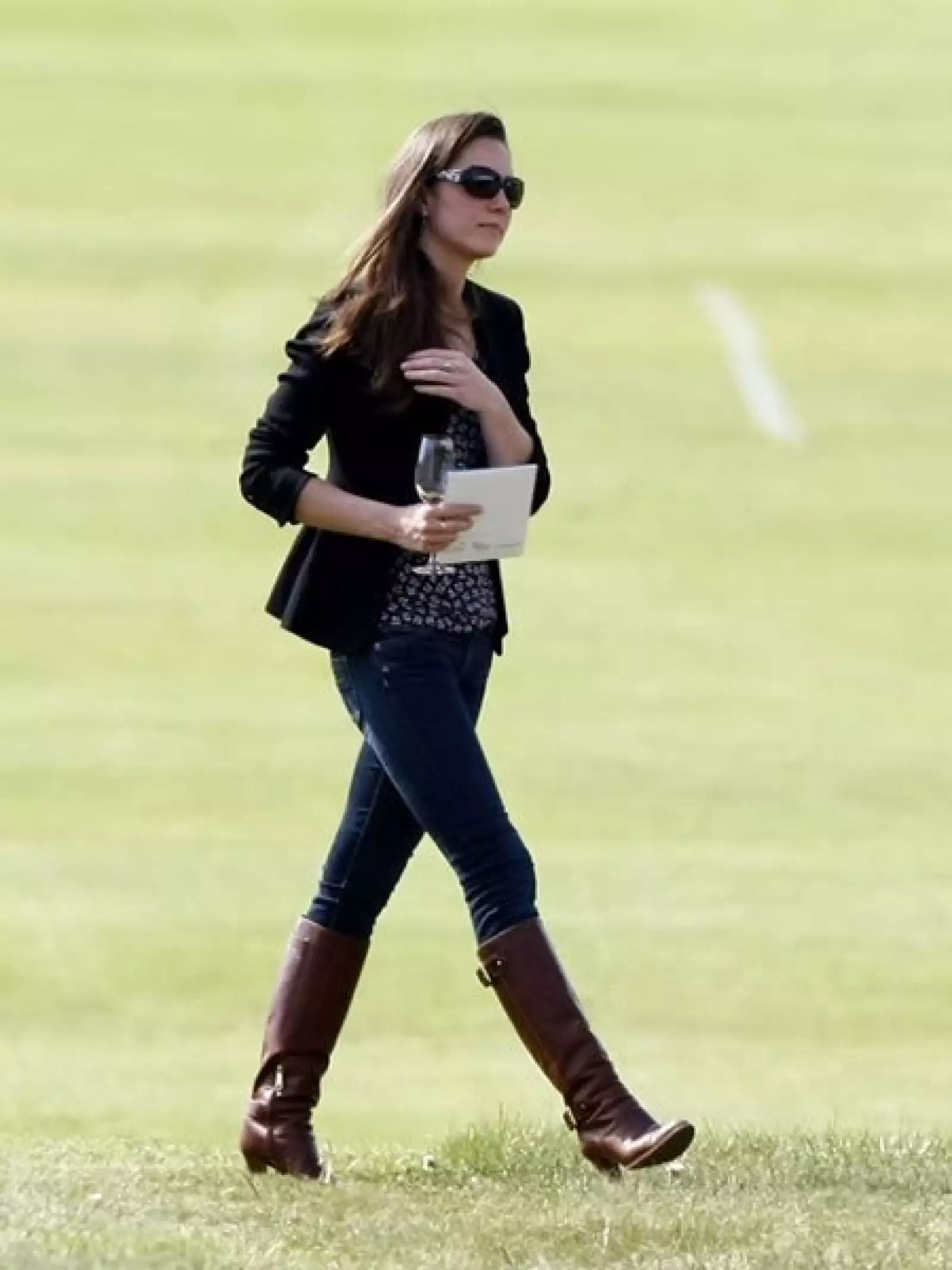 En sus tiempos libres, prefiere los jeans y las botas altas no pueden faltar, especialmente las de montar.