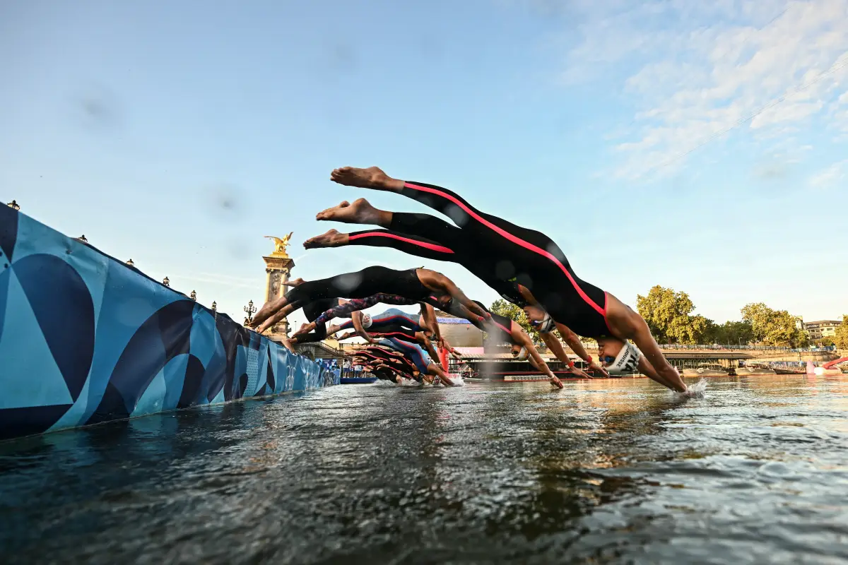 Juegos Olímpicos de París 2024 - Maratón de natación - 10 km femeninos - Puente de Alejandro III, París, Francia - 08 de agosto de 2024. Los atletas se sumergen en el río Sena.
