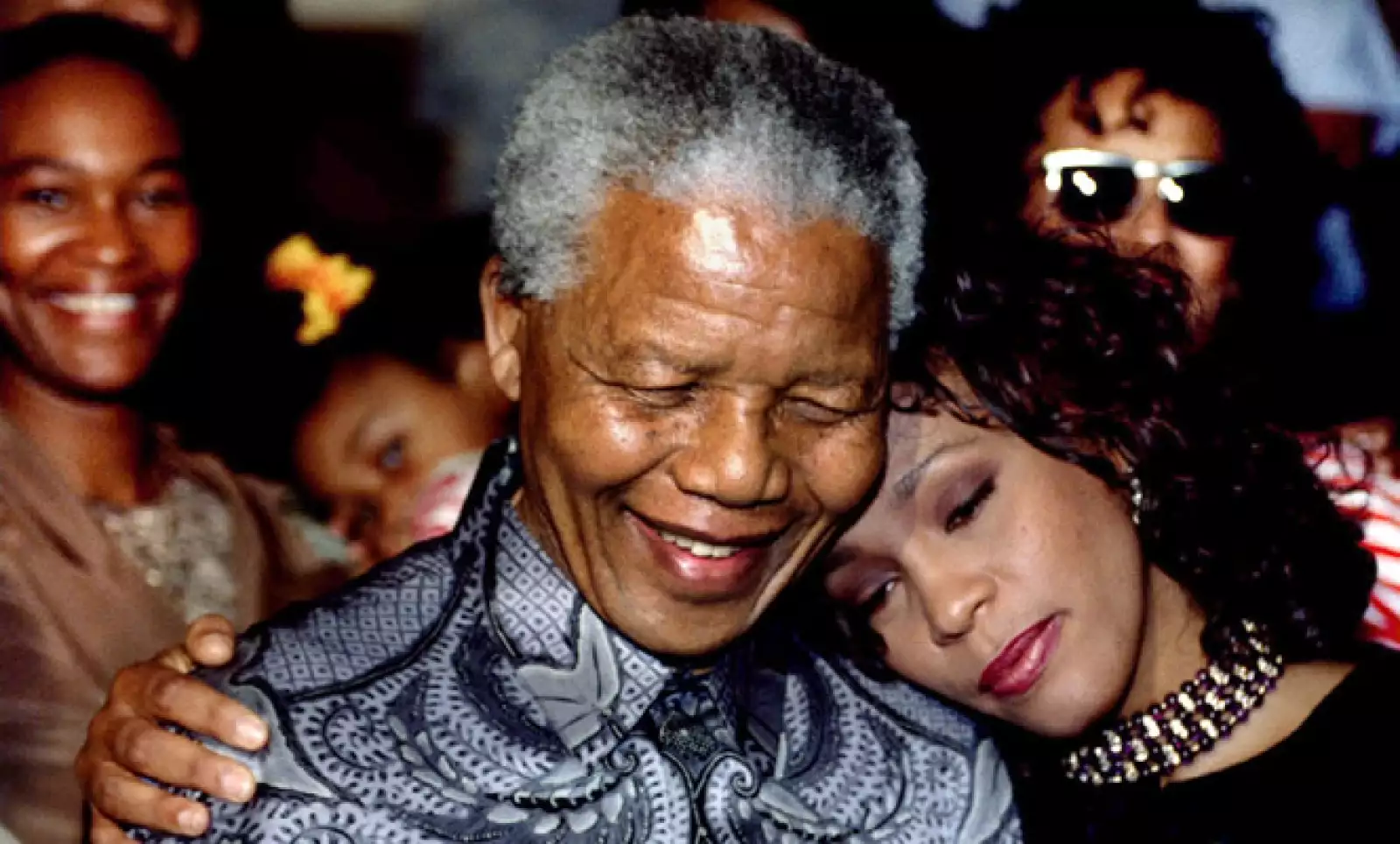 En 1999,  el líder sudafricano, quien solía ser criticado por sus escasos conocimientos económicos, entregó el poder a líderes jóvenes más preparados para manejar una economía moderna.