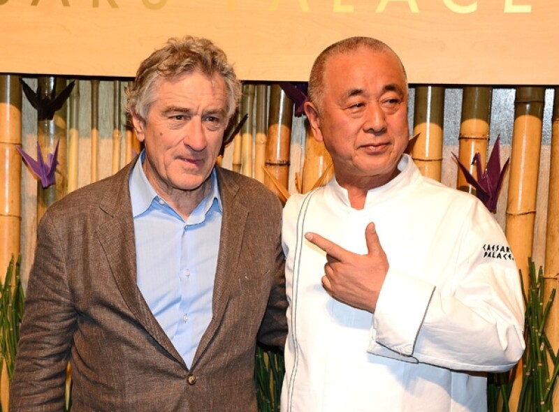 Robert De Niro junto a Nobu Matsuhisa durante la apertura del primer Hotel Nobu, en Las Vegas.