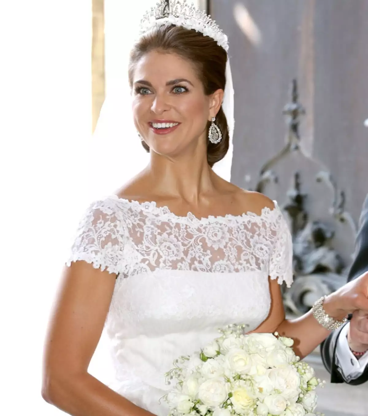 Con escote de barco, aplicaciones de encaje Chantilly, cuatro metros de cola y varias capas de organza Magdalena de Suecia lució guapísima vestida como novia.