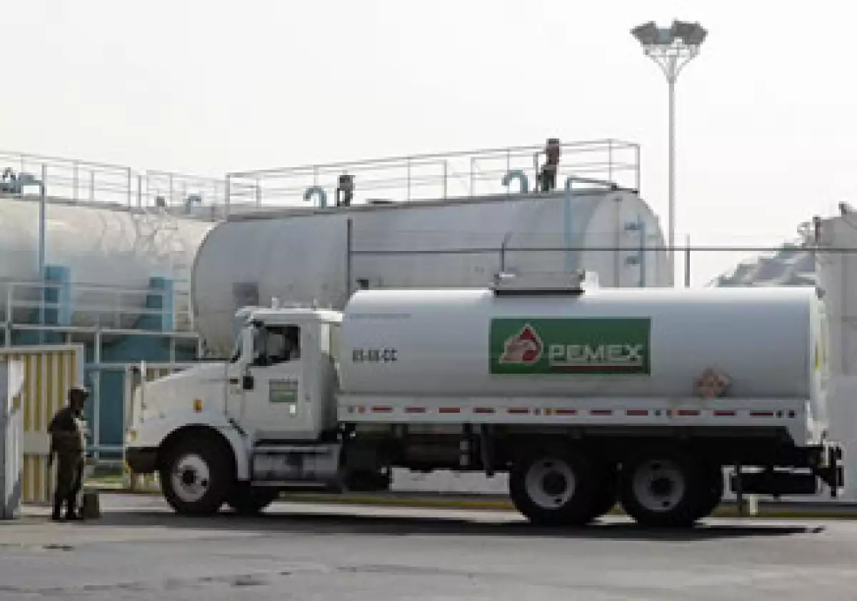 La petrolera estatal mexicana podría emitir deuda con vencimientos desde un día a 20 años, bajo el esquema. (Foto: AP)