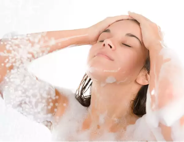 Enjuaga con agua fría tu pelo después de lavarlo para crear un efecto donde la luz se refleje y luzca aún más brilloso.