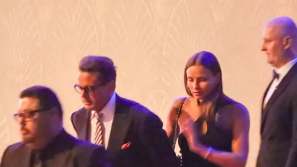 Por varios meses se aseguró que el intérprete mexicano mantenía una relación con una de sus coristas, de nombre Kasia Sowinska, sin embargo, hoy queda claro que no se trata de la misma mujer.