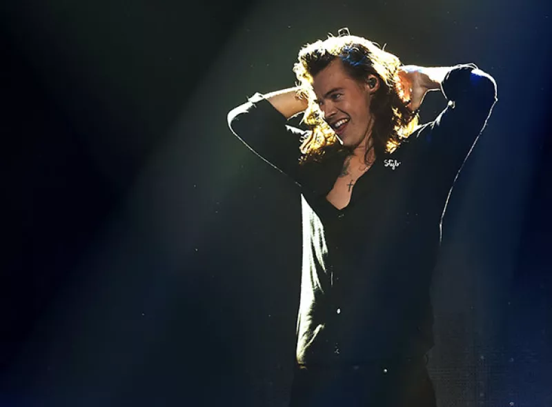 El cantante ha elegido Columbia Records en lugar de firmar con Sony Music para su primer disco como solista, hecho que ha desatado rumores sobre una posible intención de dejar la banda.