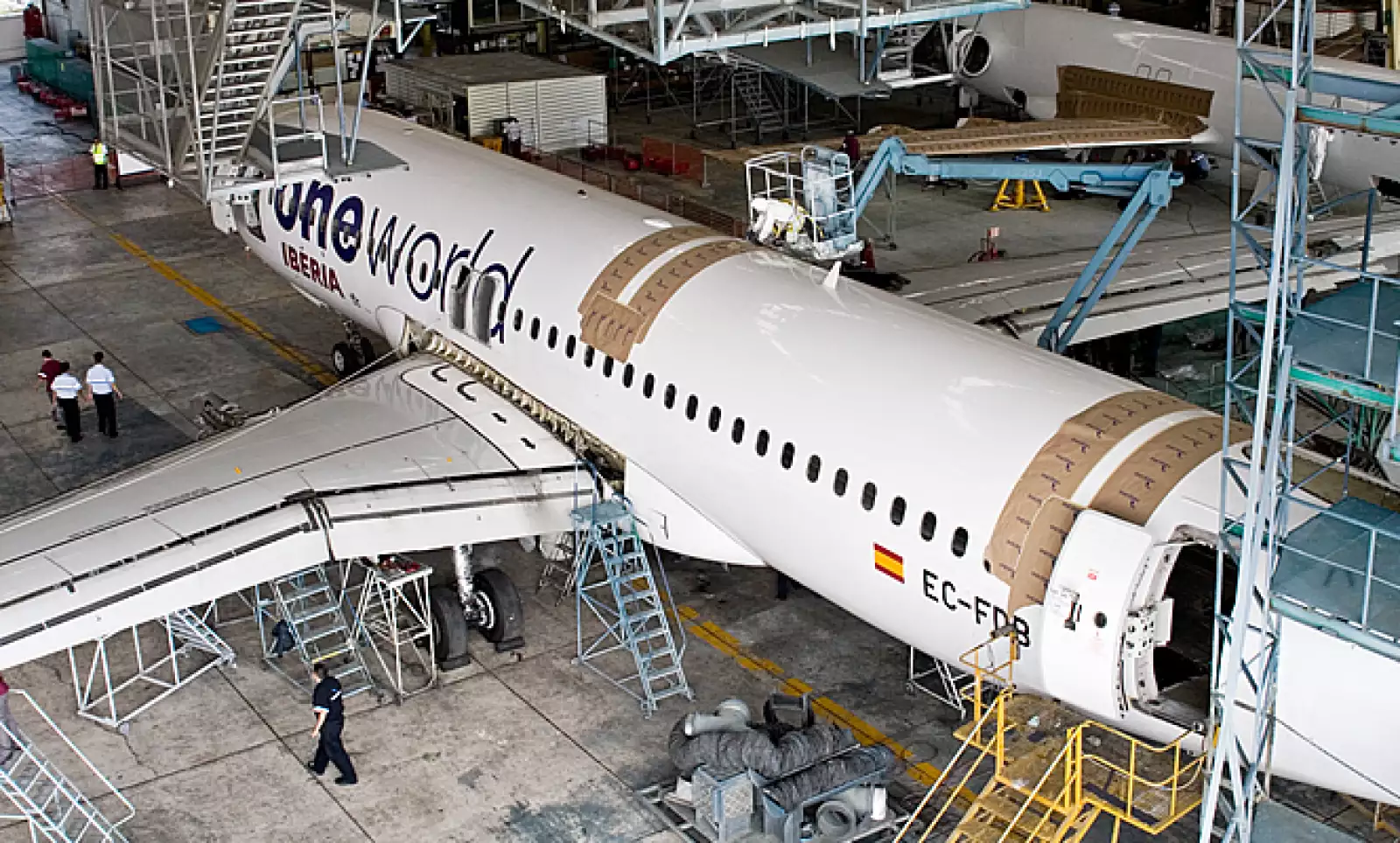 Los aviones suelen estar de 10 a 25 días en servicio de reparación, todo depende de lo que se haga o las piezas remplazadas.