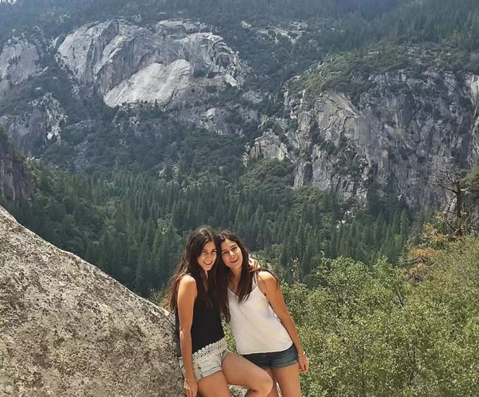 ¿Quién dijo que las almas gemelas sólo existen en los cuentos de hadas? Ivana y Nathalie Toussaint son inseparables.