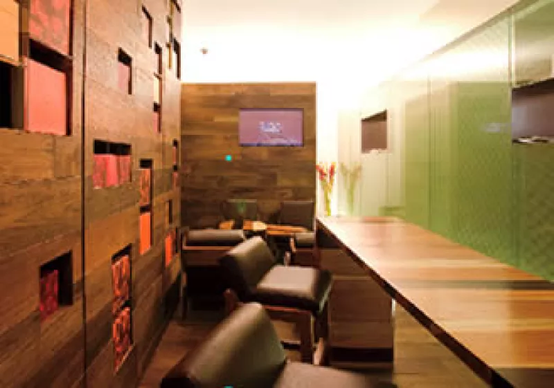 El uso de maderas en el diseño refuerza la sensación del chocolate gracias a las texturas que se utilizan. (Foto: Oscar Hofmann)