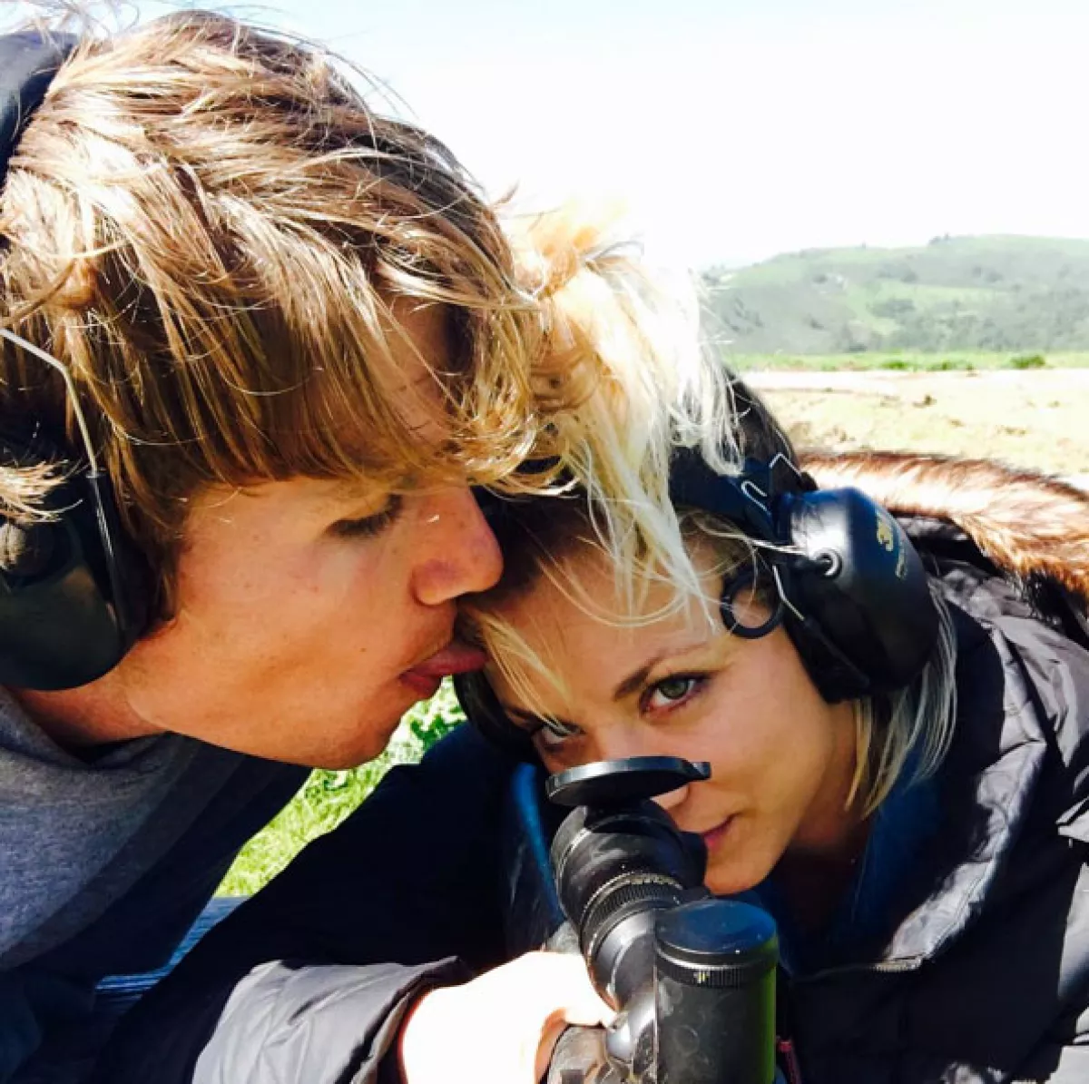 A seis meses de su divorcio, Kaley Cuoco reaparece con un posible nuevo galán.