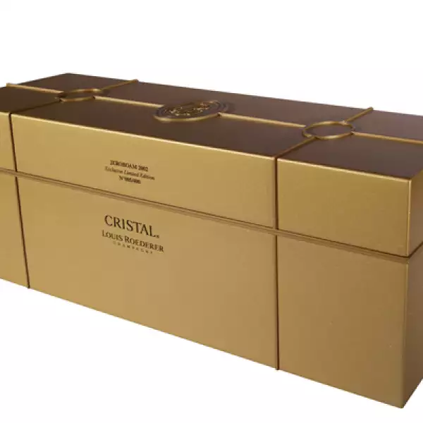 La botella del champagne Cristal 2002 está elaborada a mano, por dos maestros orfebres en 4 días de trabajo.