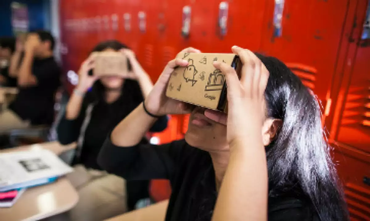 Los maestros podrán guiar hasta 50 estudiantes a través de una tableta. (Foto: Google)
