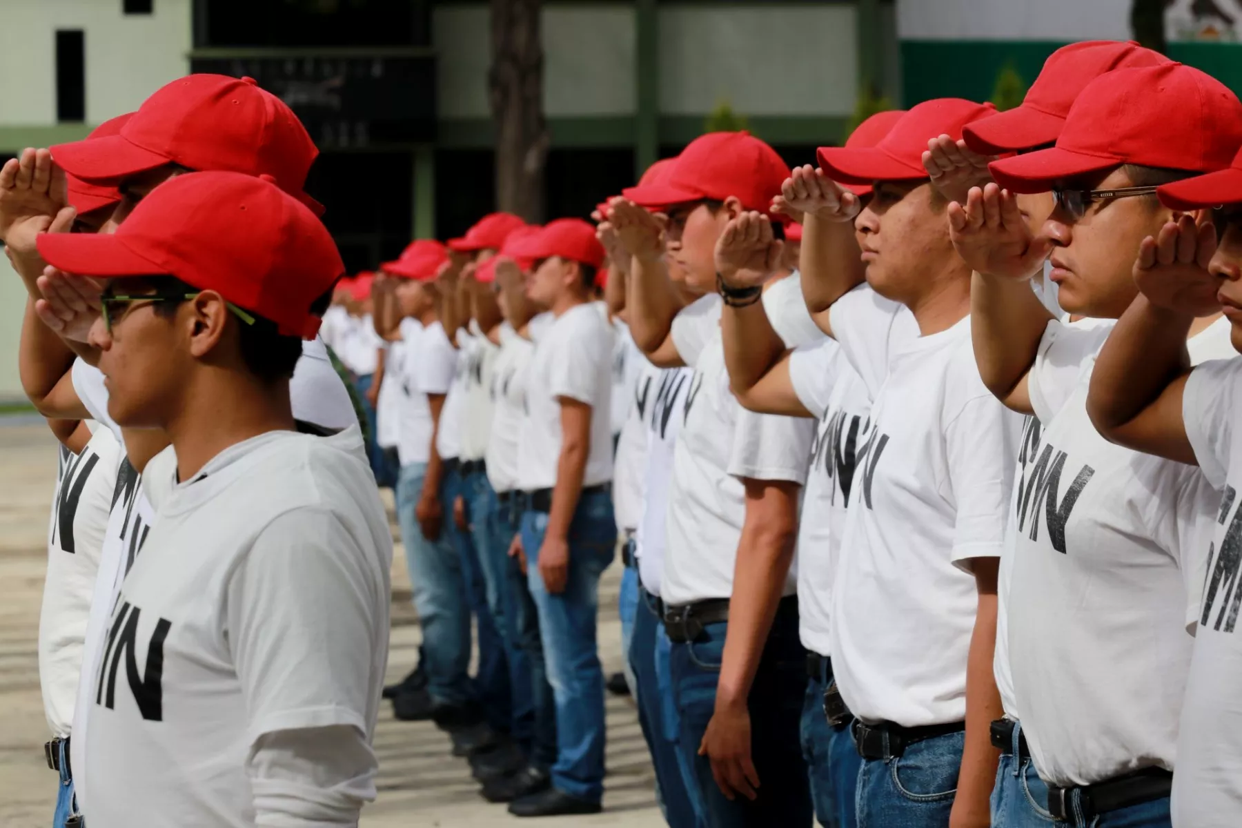 Para que sirve la cartilla militar (jóvenes en formación realizan saludo militar)