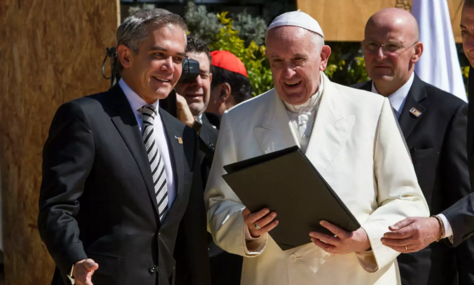 El jefe de Gobierno capitalino entrega las llaves de la Ciudad de México al Papa Francisco en una breve ceremonia en el Zócalo.