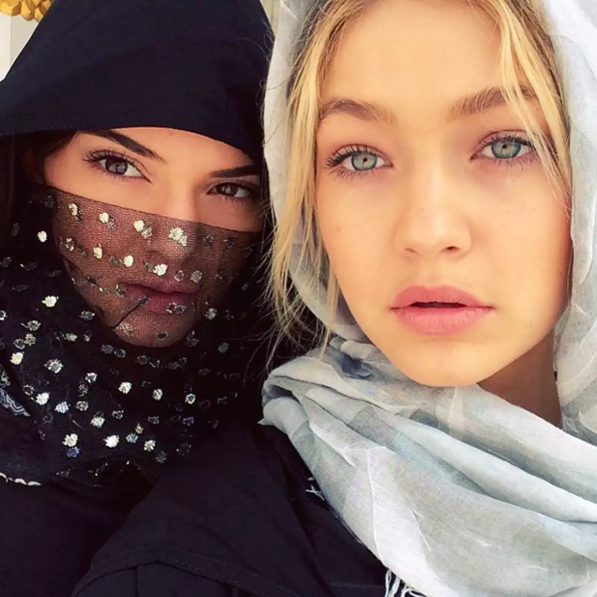 Kendall Jenner y Gigi Hadid no dejaron pasar la oportunidad de presumir su sex appeal en una de sus fotos.