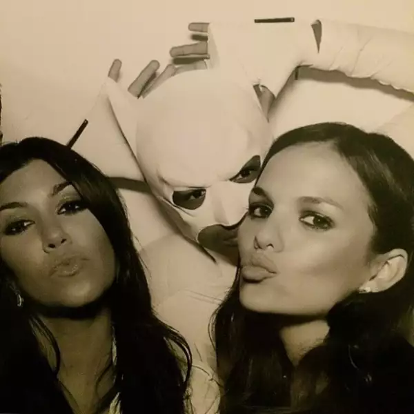 El hijo de Will Smith posó junto con Kourtney durante la boda, con su máscara del Caballero de la Noche.