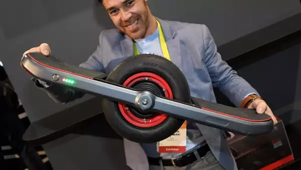 La Gyro Roll, una mezcla de patineta con uniciclo que se estabiliza a sí misma.