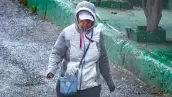 Mujer camina a pesar de bajas temperaturas.