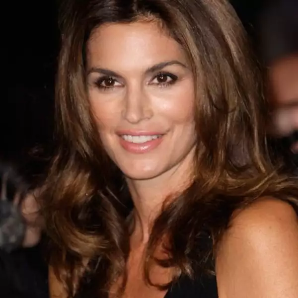 Cindy Crawford. Una de los más importantes modelos de todos los tiempos. Ha sido considerada como una de las mujeres más bellas del mundo. Como empresaria es dueña de su propia compañía productora: Crawdaddy Inc.