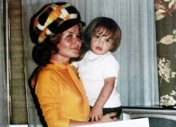 Luismi de pequeño con su mamá, Marcella.