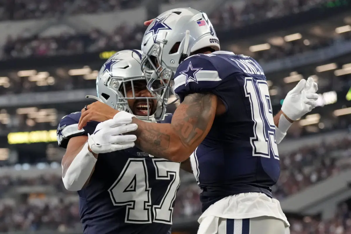 Foto de Trey Lance de los Dallas Cowboys celebrando un touchdown en la pretemporada contra Los Angeles Chargers