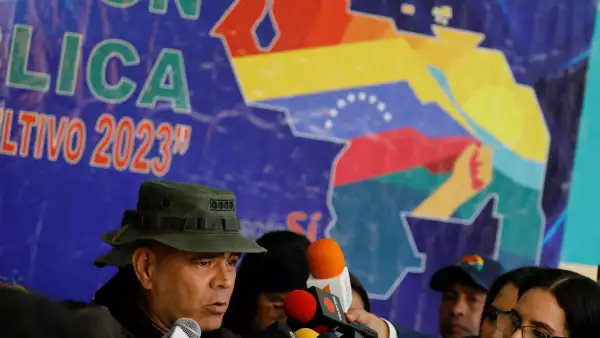 El ministro de Defensa de Venezuela, Vladimir Padrino López, se dirige a los medios de comunicación después de votar en un referéndum electoral sobre los derechos de Venezuela a la región de Esequiba, potencialmente rica en petróleo, que durante mucho tiempo ha sido objeto de una disputa fronteriza entre Venezuela y Guyana, en Caracas, Venezuela, el 3 de diciembre de 2023.