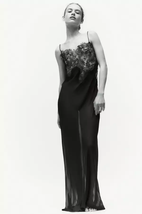 Vestido lencero con encaje en color negro de Zara