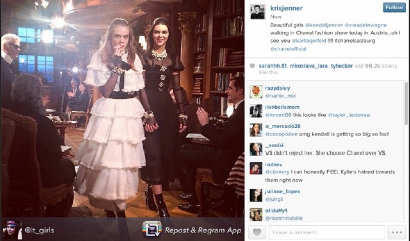 Las artistas cerraron el desfile de Chanel en Austria tomadas de la mano.