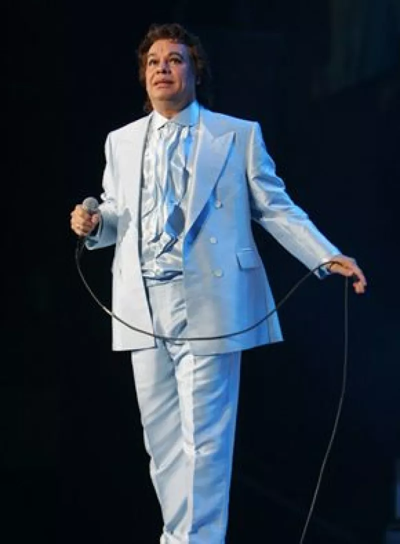 La Academia Latina de la Grabación reconoció al cantante mexicano por su destacada carrera.