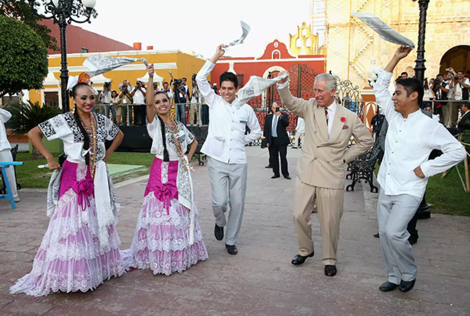 El príncipe Carlos convivió con los campechanos en el corazón del centro histórico, donde recibió porras y, de manera inesperada, al son de El Sarao.