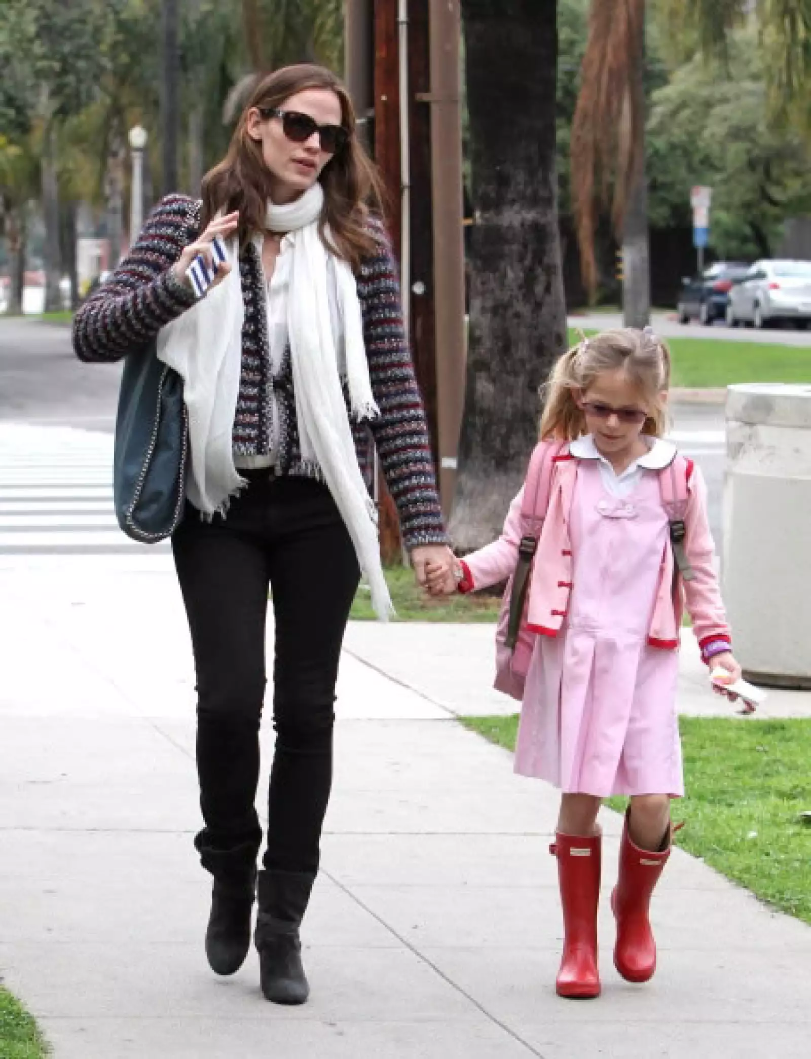 Jennifer Garner con su hija mayor, Violet Affleck. A la actriz se le ha visto innumerables ocasiones pasando por sus hijos al colegio con mucha alegría y dedicación.