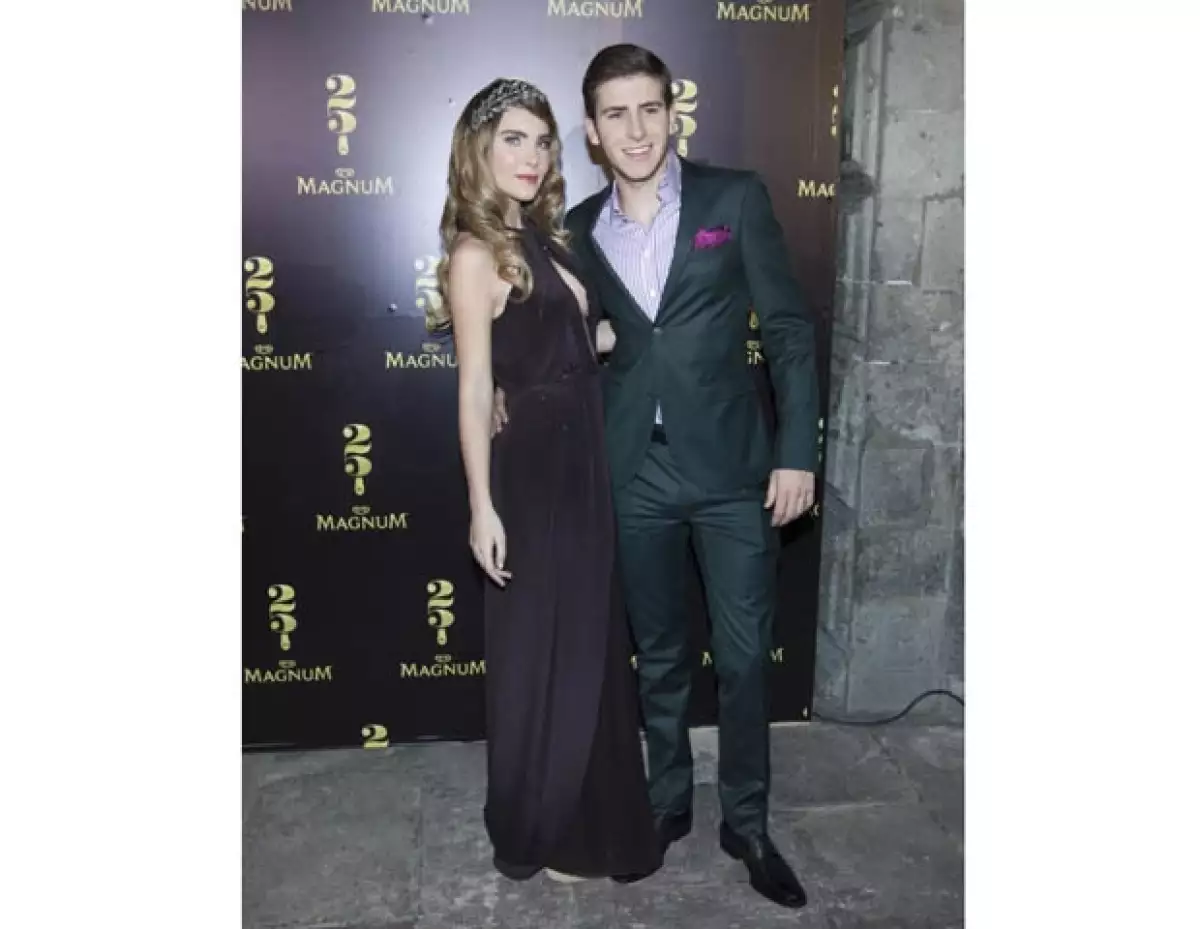 Ayer por la noche la cantante llegó con su mejor “date”, Nacho su hermano, al aniversario de una marca de Paletas. Ahí la vimos luciendo muy fashionista con un vestido cut-out de gran escote.