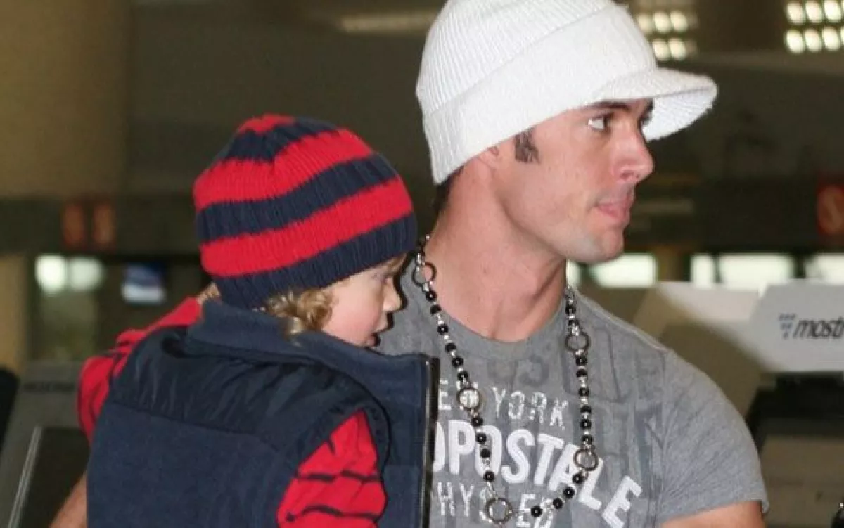 El actor tiene un hijo biológico llamado Christopher, que tuvo con su ex pareja Elizabeth Gutiérrez.
