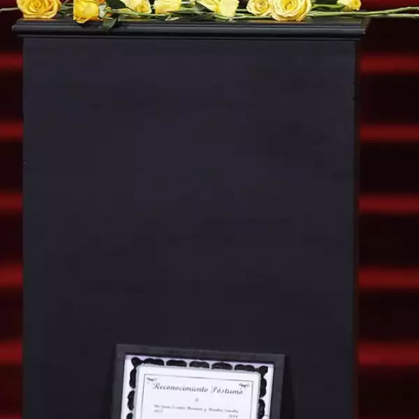 La urna que contiene las cenizas del Premio Nobel de Literatura adornada con unas flores amarillas