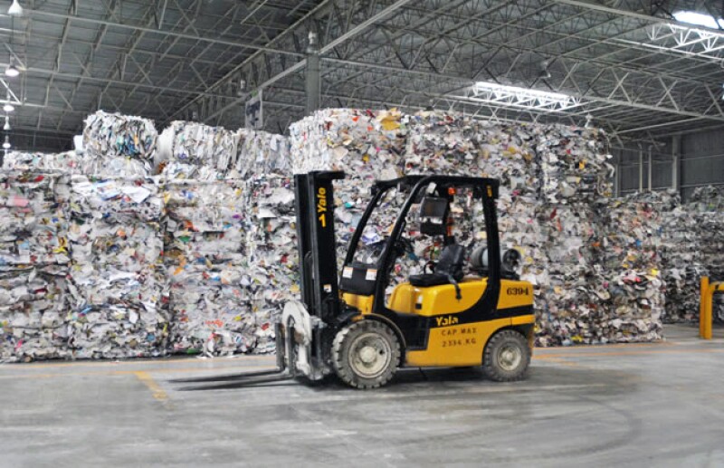 Foto 6. Montacargas que alimentan la l�nea para el inicio del reciclaje.