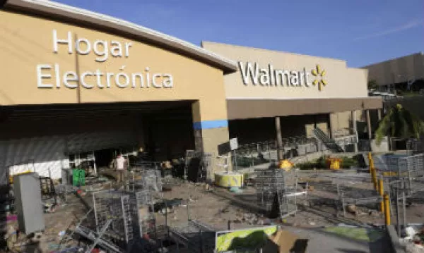 Walmart reportó que ha perdido mercancía y equipo, como básculas y cajas registradora. (Foto: Reuters)