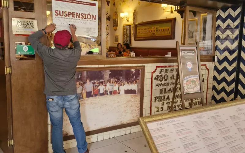 Profeco clausura restaurante en Puebla que obligaba a pagar propina; la incluían a fuerza