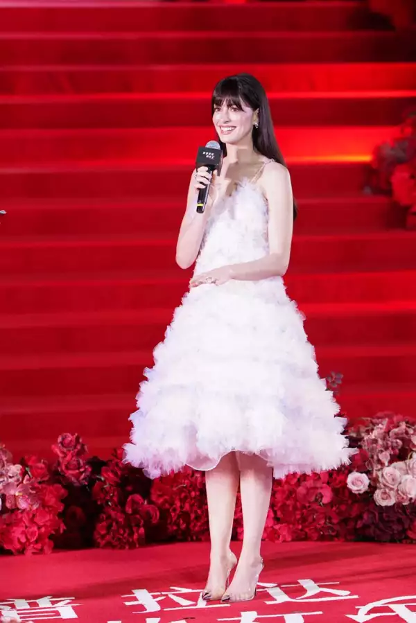 anne-hathaway-meryl-streep-looks-shanghai