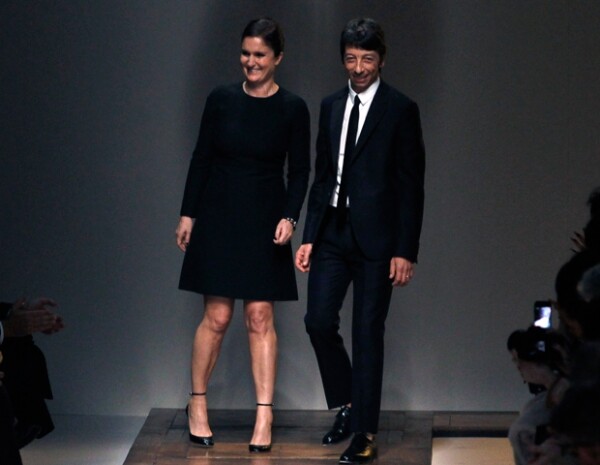 Maria Grazia Chiuri y Pier Paolo Piccioli al cerrar su último desfile.